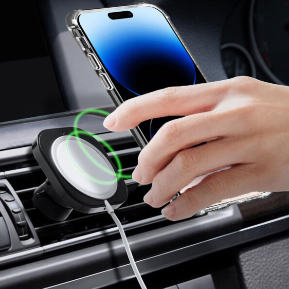 Mise en place d'un iPhone avec coque de protection sur un support smartphone pour voiture compatible MagSafe