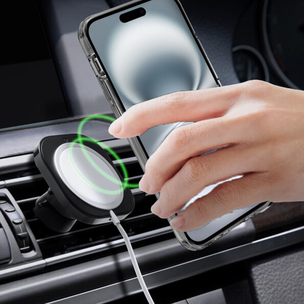 Mise en place d'un iPhone avec coque de protection sur un support smartphone pour voiture compatible MagSafe