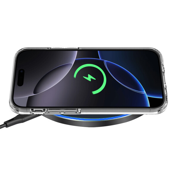 Chargement sans fil d'un iPhone avec coque MagSafe en cours sur une station de chargement à induction