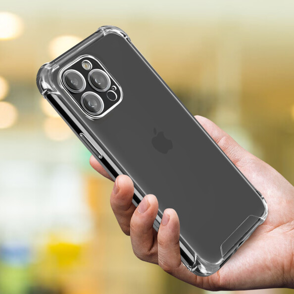 iPhone 16 noir avec étui de protection transparent tenu en main par une personne en extérieur