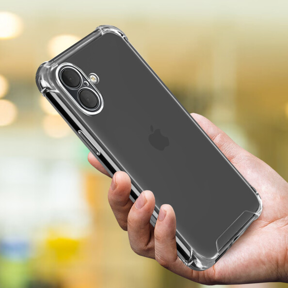 iPhone 16 noir avec étui de protection transparent tenu en main par une personne en extérieur