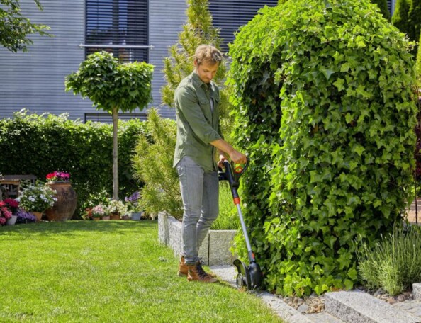 Personne taill ses bordures avec outil gardena sans fil