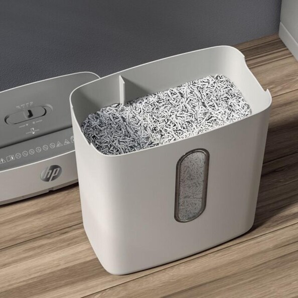 Mise en situation du remplissage du bac de récupération de morceaux de papier broyés avec couvercle retiré