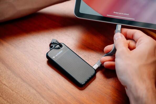 Mini disque dur externe SSD Verbatim branché par mini câble USB-C au port USB-C d'une tablette Windows