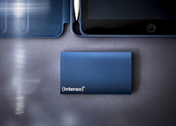 Disque SSD 3823455 bleu Intenso à côté d'une tablette avec étui