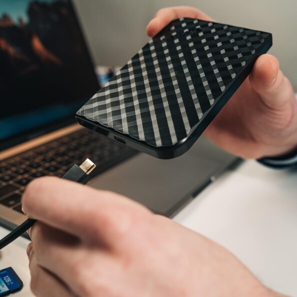 Mise en situation du branchement de la mémoire de stockage externe à un PC par câble USB-C