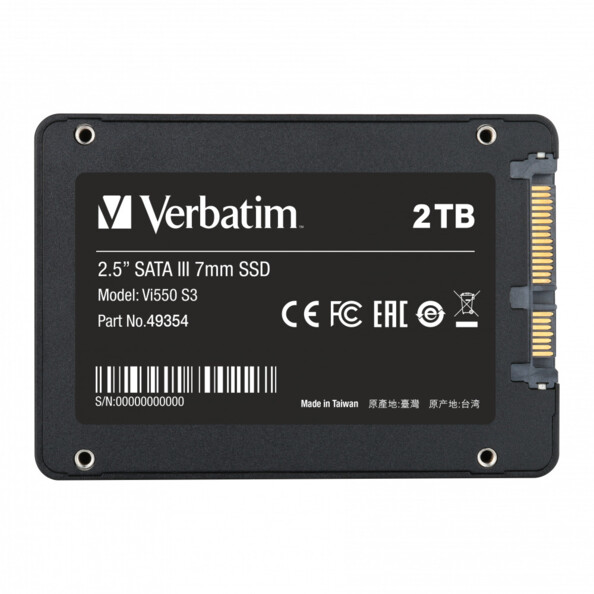 Disque dur SSD Verbatim Vi550 S3 2 To vu du dessous avec puces flash 3D NAND et étiquette autocollante indiquant les caractéristiques principales du produit avec les logos de traitement des déchets et de mise en conformité