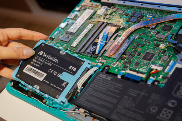 Mis en place du disque dur SSD interne Vi550 S3 1 To Verbatim dans le circuit électronique d'un ordinateur portable