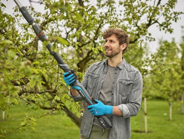 Homme avec élagueuse sur perche GARDENA HighCut 250/18V P4A