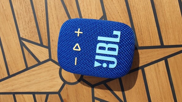 JBL Wind 3S posé sur un ponton