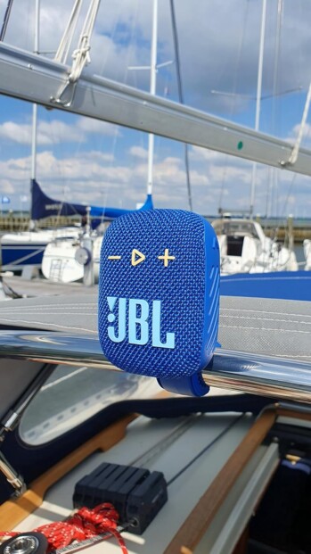 JBL Wind 3S accrochée à un voilier