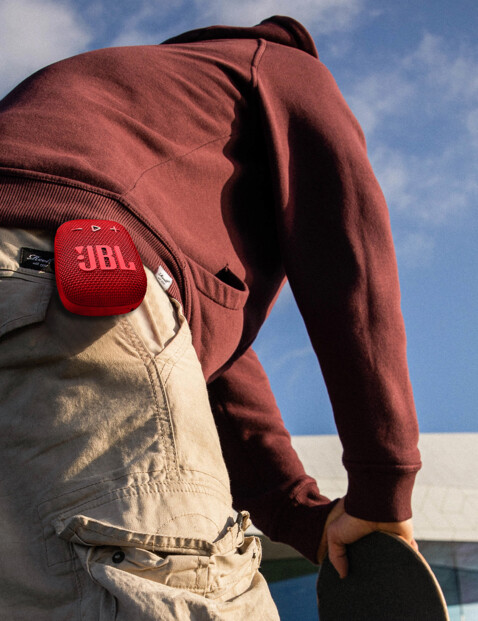 Enceinte compacte JBL Wind 3S rouge fixé à une ceinture