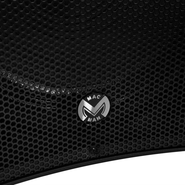 Zoom sur le logo Mac Mah sur l'avant de l'enceinte portative autonome coloris noir