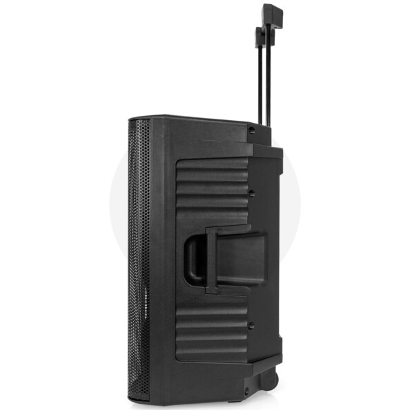 Vue de biais du côté arrière gauche avec poignée extensible déployée, panneau de commande à l'arrière et poignée latérale