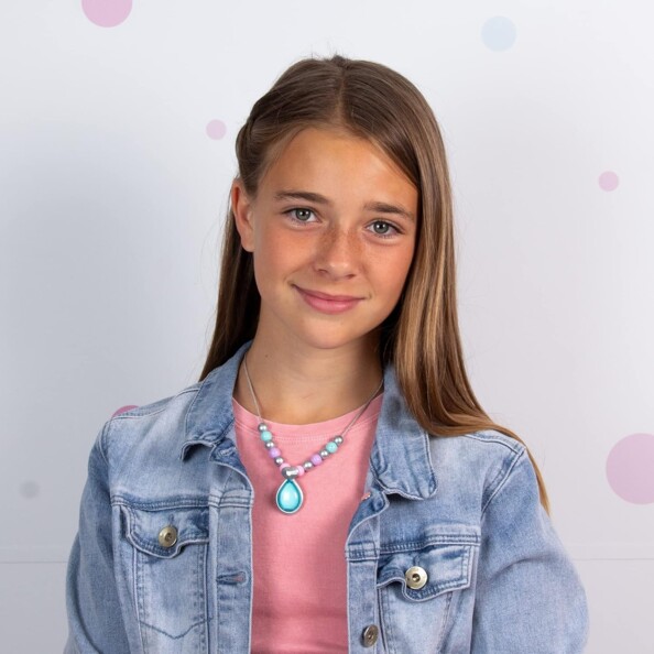 Fille avec vrai collier du pack de poupées BFF