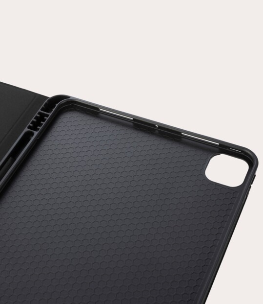 Gros plan sur l'intérieur de la coque en nid d'abeille coloris noir avec ouvertures pratiques