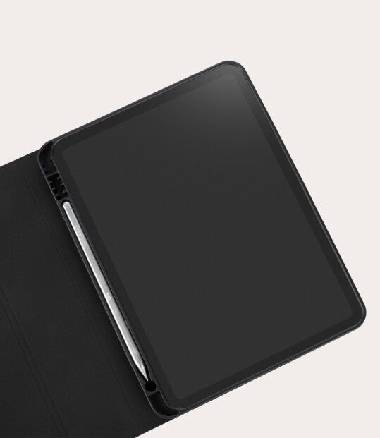 Vue du dessus d'un iPad avec étui folio avec compartiment intégré pour Apple Pencil