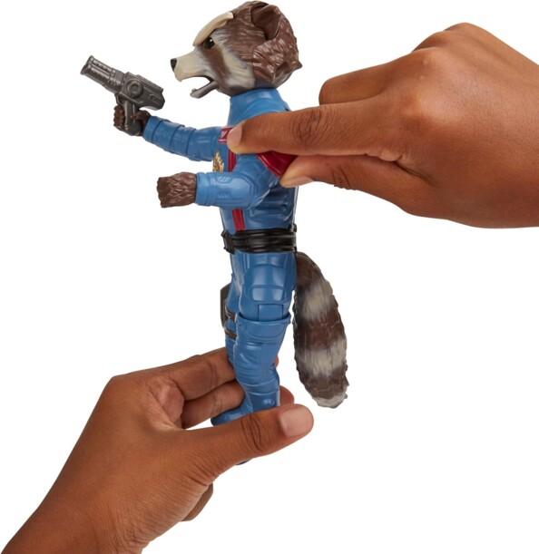 Manipulation des points d'articulation de la figurine Rocket de Marvel