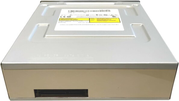 Arrière du boîtier en métal du lecteur optique et graveur 2 en 1 avec interface SATA et étiquette de caractéristiques technique collée sur le dessus