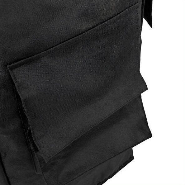 Gros plan en vue plongeante sur la poche latérale à rabat pour micros et câbles