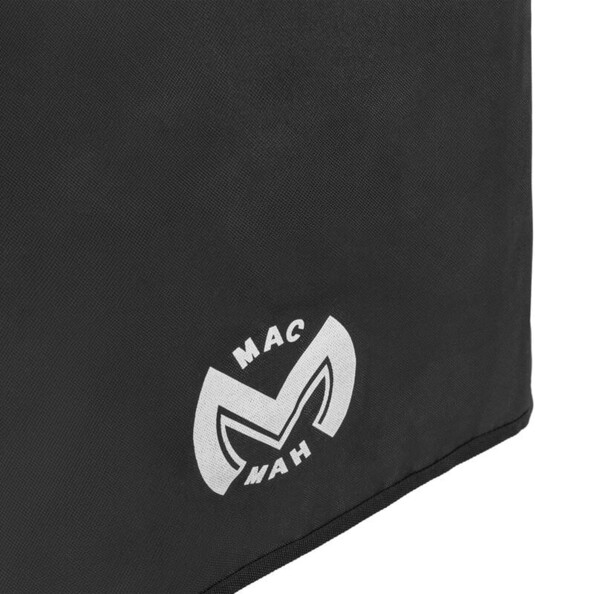 Vue de biais du logo Mac Mah en imprimé blanc sur la housse de protection coloris noir