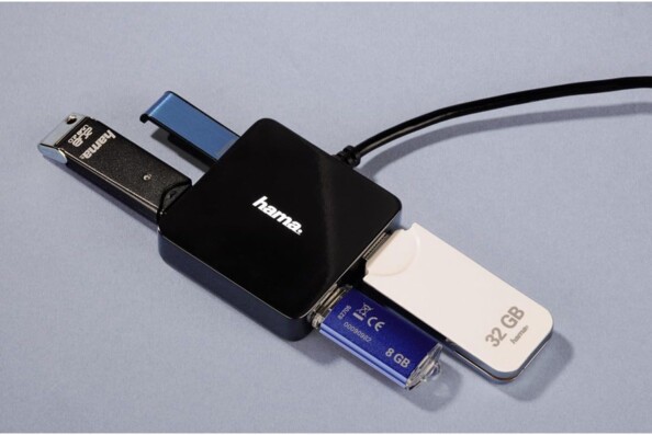 Hub USB avec câble d'alimentation USB intégré branché à quatre clés USB