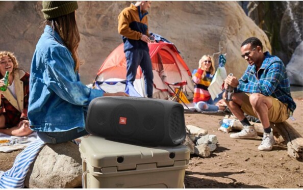 Amis en camping profitent du son de l'enceinte JBL BassPro Go
