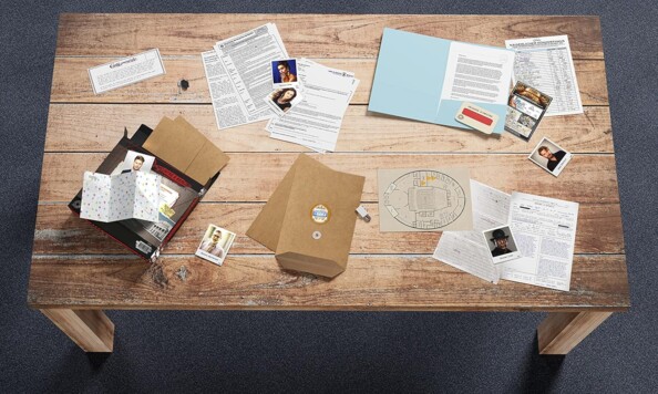 Contenu du jeu Investigation Files : Meurtre à Berlin sur une table