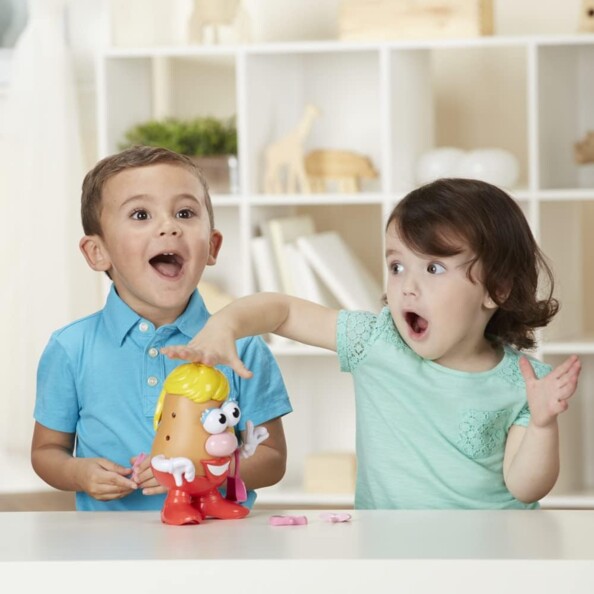Enfants rigolent avec Madame Patate