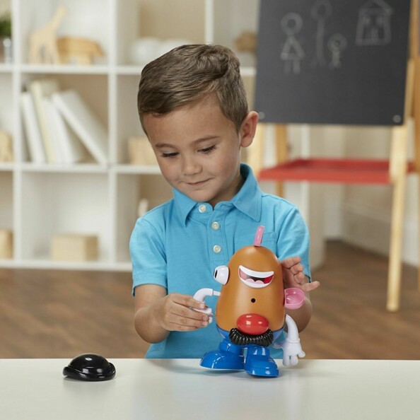 Enfant s'amuse avec la Potato Head Hasbro