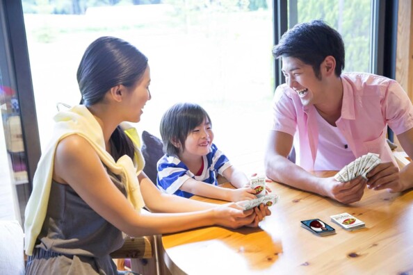 Famille joue avec le jeu de cartes UNO Harry Potter