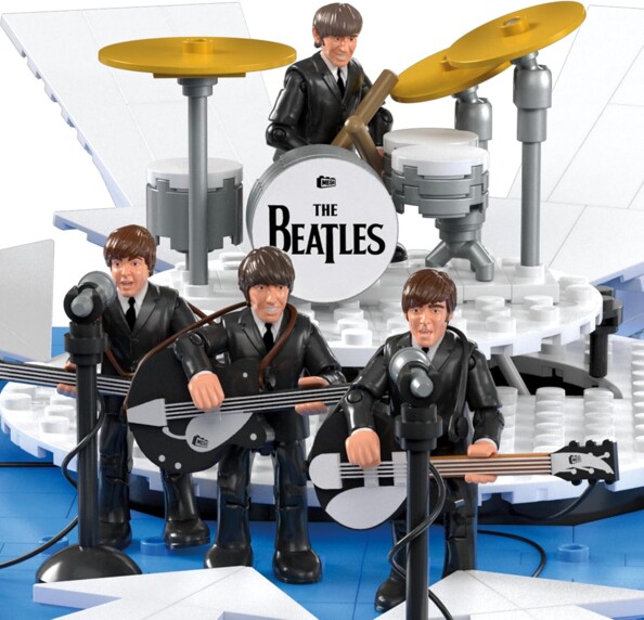 4 figurines articulées des Beatles avec leurs instruments