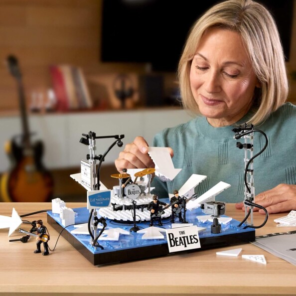 Dame finalise la construction de Mesdames et Messieurs, Les Beatles !