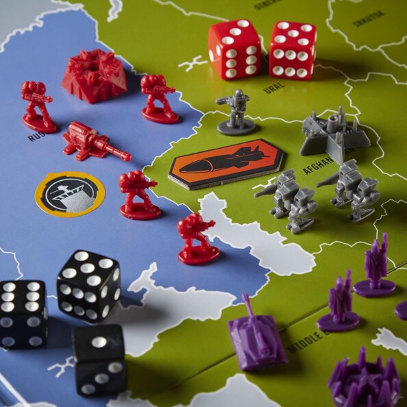Plus de 275 figurines détaillées pour Risk Legacy