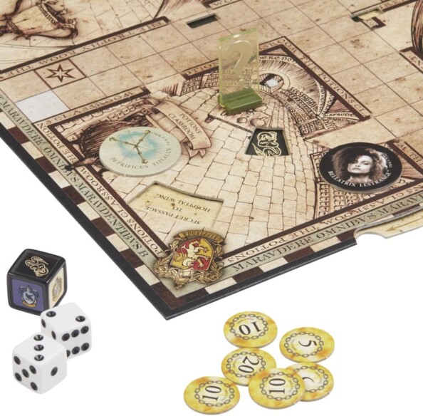 Dés et jetons sur le plateau Cluedo Harry Potter