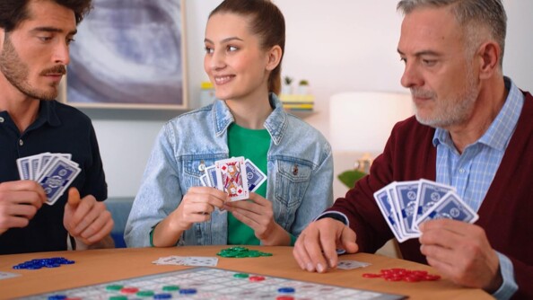 Famille joue au jeu de cartes et de logique Séquence