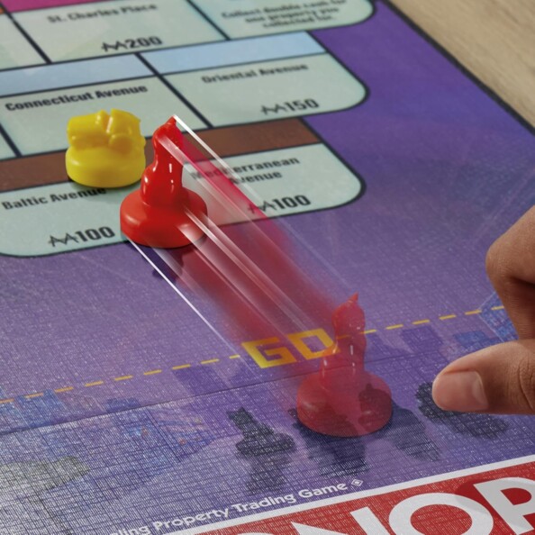 Pion qui glisse sur le plateau de Monopoly Griss'