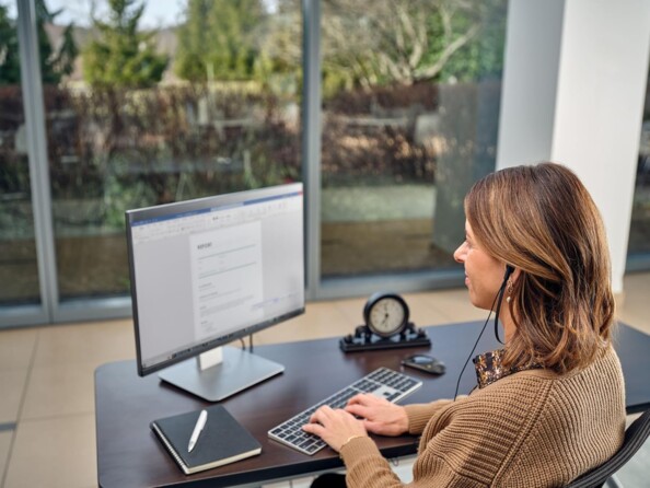 Femme utilise le kit de transcription AS-2700