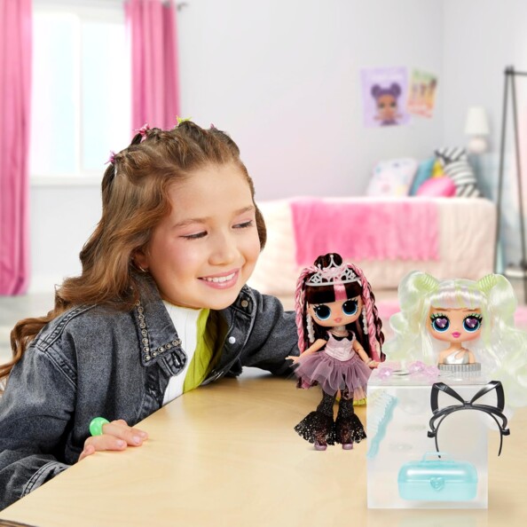 Fille s'amuse avec poupée L.O.L. Surprise! Tweens Surprise Swap