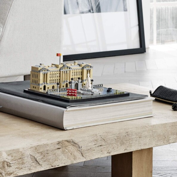 Reproduction Buckingham Palace en LEGO disposé sur un livre