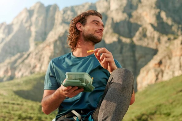 Utilisation d'une boîre repas Tefal Eco lors d'une randonnée