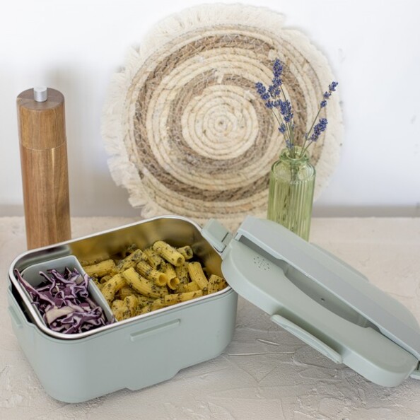 Gamelle à double compartiment en acier inoxydable ouverte remplie d'une salade de pâtes et de choux rouges