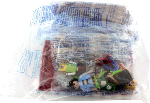 Sachet transparent avec pièces pour assembler l’étal de marché, caisse enregistreuse et balance, huit bacs amovibles, divers fruits et légumes et trois figurines (vendeuse, femme et fille) en vrac