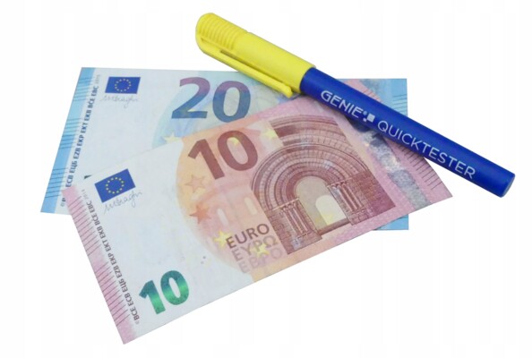 Mise en situation du stylo détecteur de faux billets Quick Tester coloris bleu et jaune sur deux billes de banque européens dont 1 billet de 20 euros et 1 billet de 10 euros