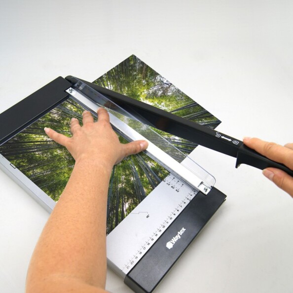 Mise en situation d'une découpe manuelle d'une photo imprimée au format A4