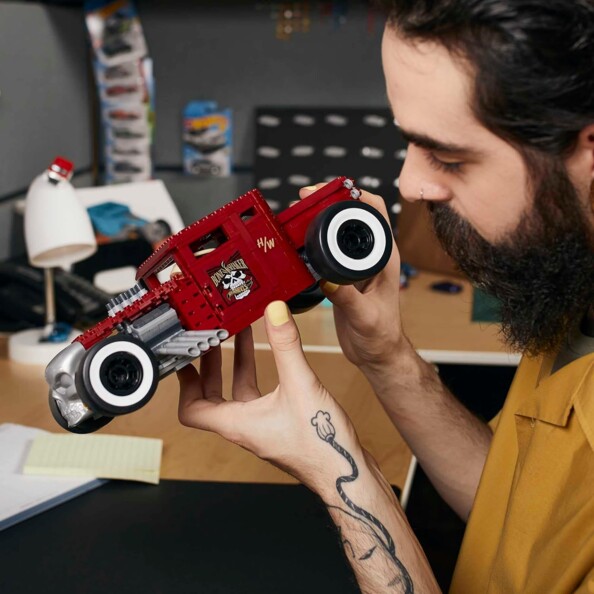 Voiture en briques de construction et de collection par Mattel