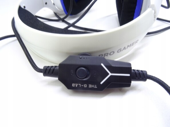 Câble jack enroulé sur le casque audio filaire coloris blanc avec gros plan sur le boîtier de commande intégré