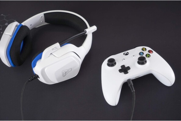 Mise en situation d'une manette de jeu vidéo type XBox branchée par câble jack 3,5 mm au micro-casque gaming Korp Cobalt