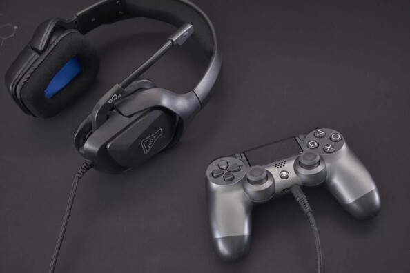 Mise en situation d'une manette de jeu vidéo type PlayStation branchée par câble jack 3,5 mm au micro-casque gaming Korp Cobalt