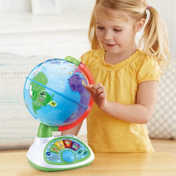 Fille explore et découvre le monde avec le globe interactif Vtech